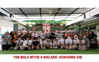 Tim Bola MTSN 4 Malang Berkunjung ke Sekolah Indonesia Bangkok