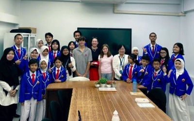 Our Grade 4 and Grade 11 students had a wonderful opportunity to meet and speak English with Ms. Ella, Ivan, and Pearl from the UK.